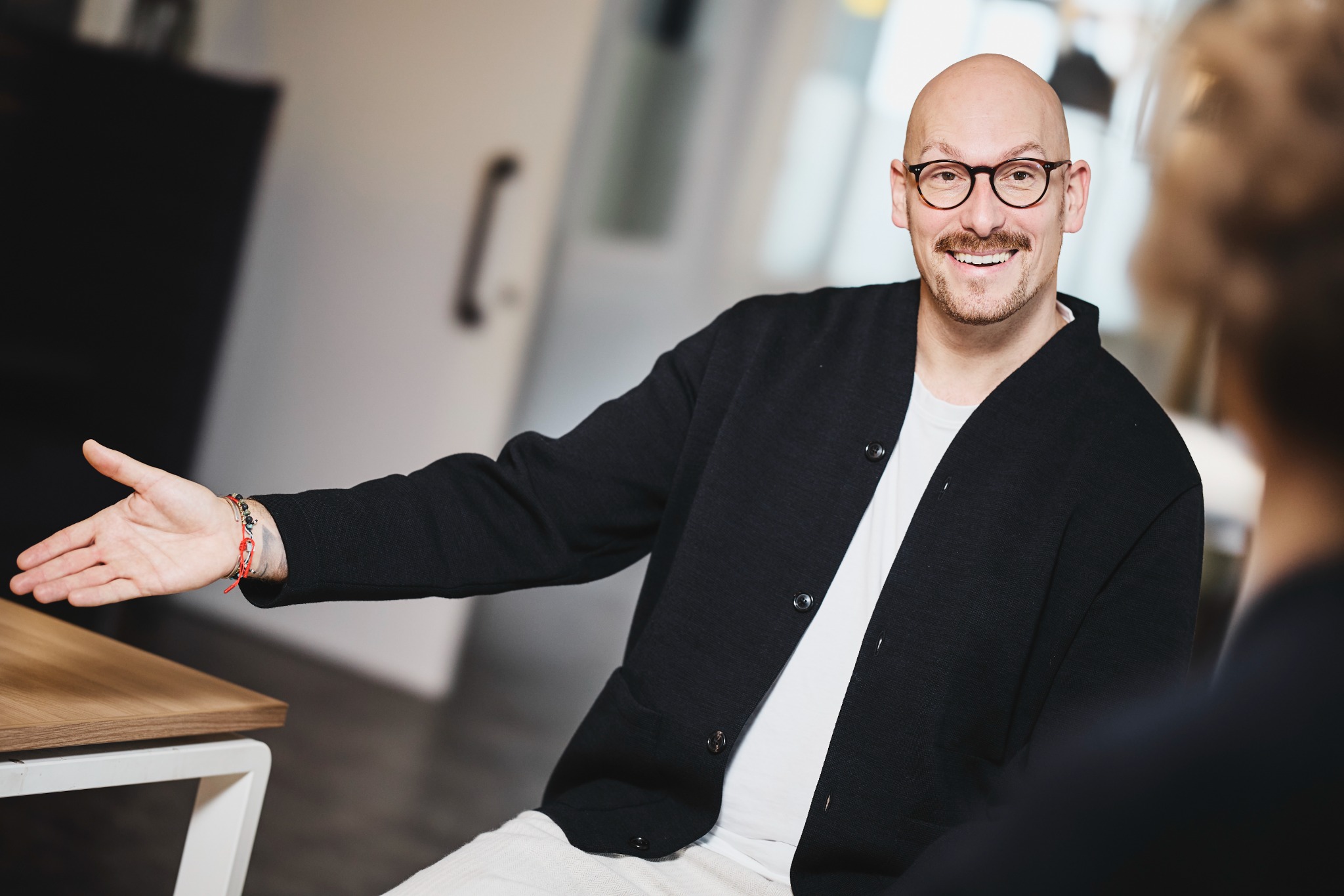 Patrick Herrmann in einer Gesprächssituation